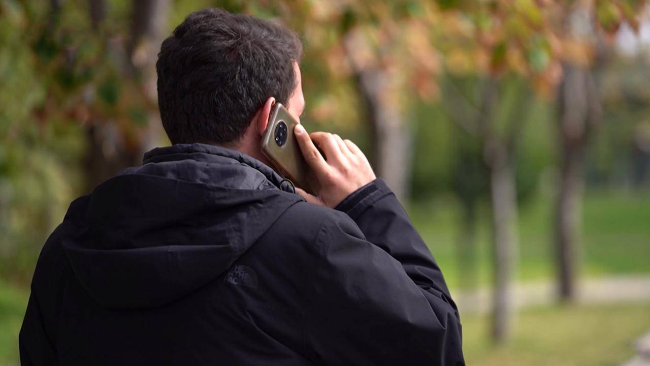 telefonla-konusan-adam-2038233.jpg