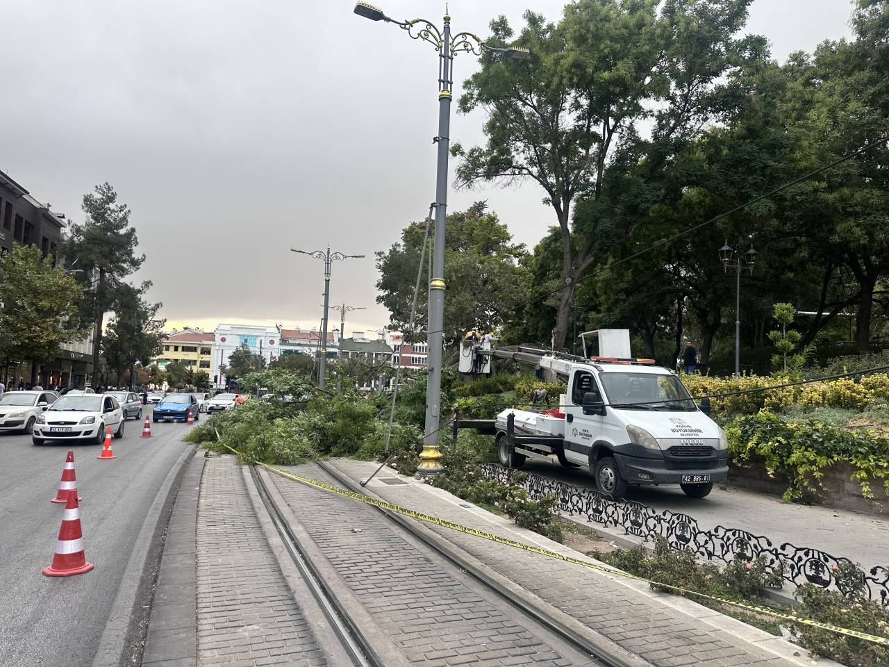 aa-20260916-42487881-42487879-konyada-tramvay-yoluna-devrilen-agacin-altinda-kalan-cocuk-yaralandi.jpg