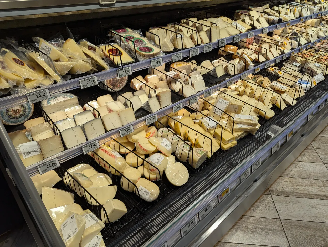 average-cheese-aisle-in-an-italian-supermarket-this-is-only-v0-vyf67ag5itve1.webp