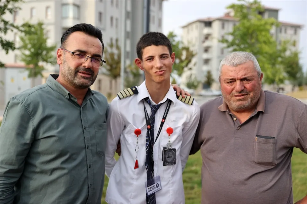 aa-20260926-42575750-42575748-pilotluk-hayali-kuran-ozel-gereksinimli-gencin-kokpit-heyecani.webp