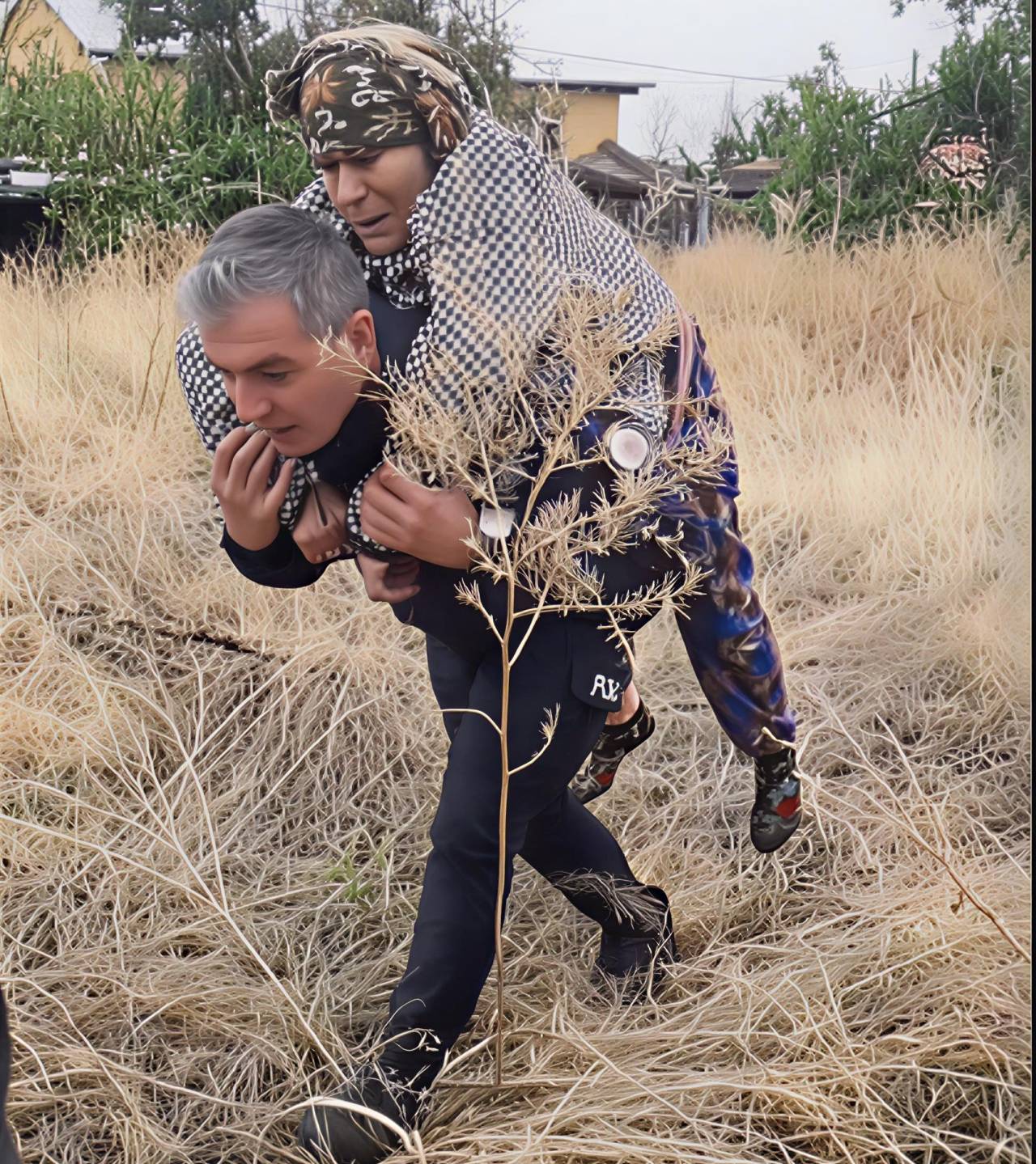 aa-20261009-42702633-42702629-polis-otluk-alanda-buldugu-yasli-kadini-sirtinda-ambulansa-tasidi.jpg