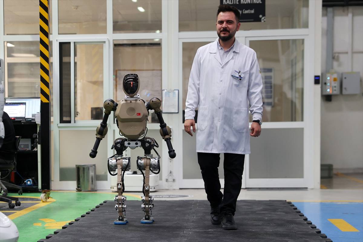 aa-20261018-42790894-42790880-konyada-gelistirilen-insansi-robot-akinci5-seri-uretim-asamasinda.jpg