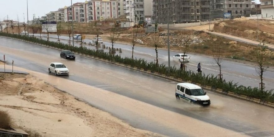 Konya'da Sağanak Yağmur Etkili Oldu, Yollar Gölete Döndü