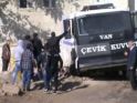 Van'da çevik kuvvet aracını göstericiler kurtardı