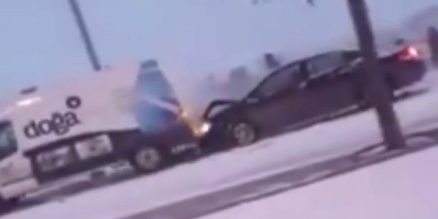 Gödene TOKİ'de buzlu yolda kaza yapan araçlar görüntülendi