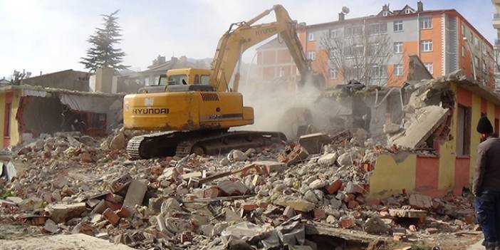 Seydişehir'in yarım asırlık eski hastane binası yıkıldı