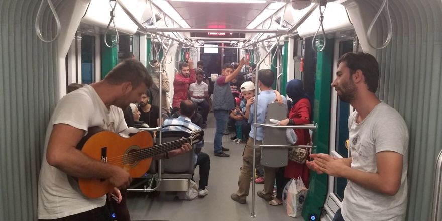 Konya tramvaylarında müzik resitali