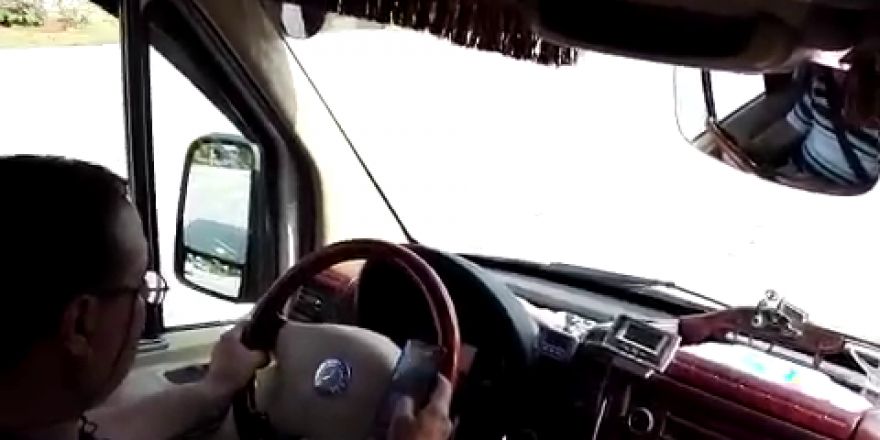 Minibüs kullanırken Facebook'ta gezinen şoför tepki çekti