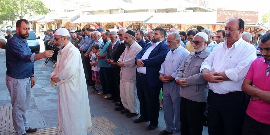 Mehdi Akif için Konya'da gıyabi cenaze namazı kılındı